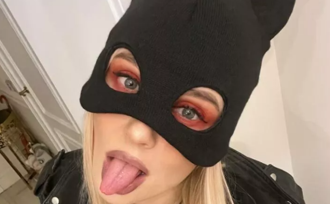 Актриса Наталья Рудова в маске кошки показала язык своим подписчикам
