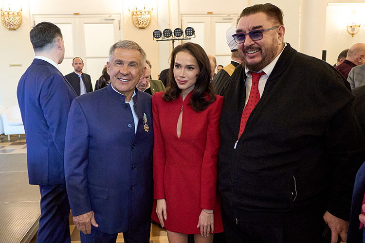 Алина Загитова осмелилась не просто опоздать на мероприятие, но и пришла в экстремально коротком красном платье