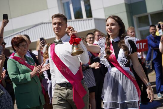 «Последние звонки» зазвучали в школах Иркутской области
