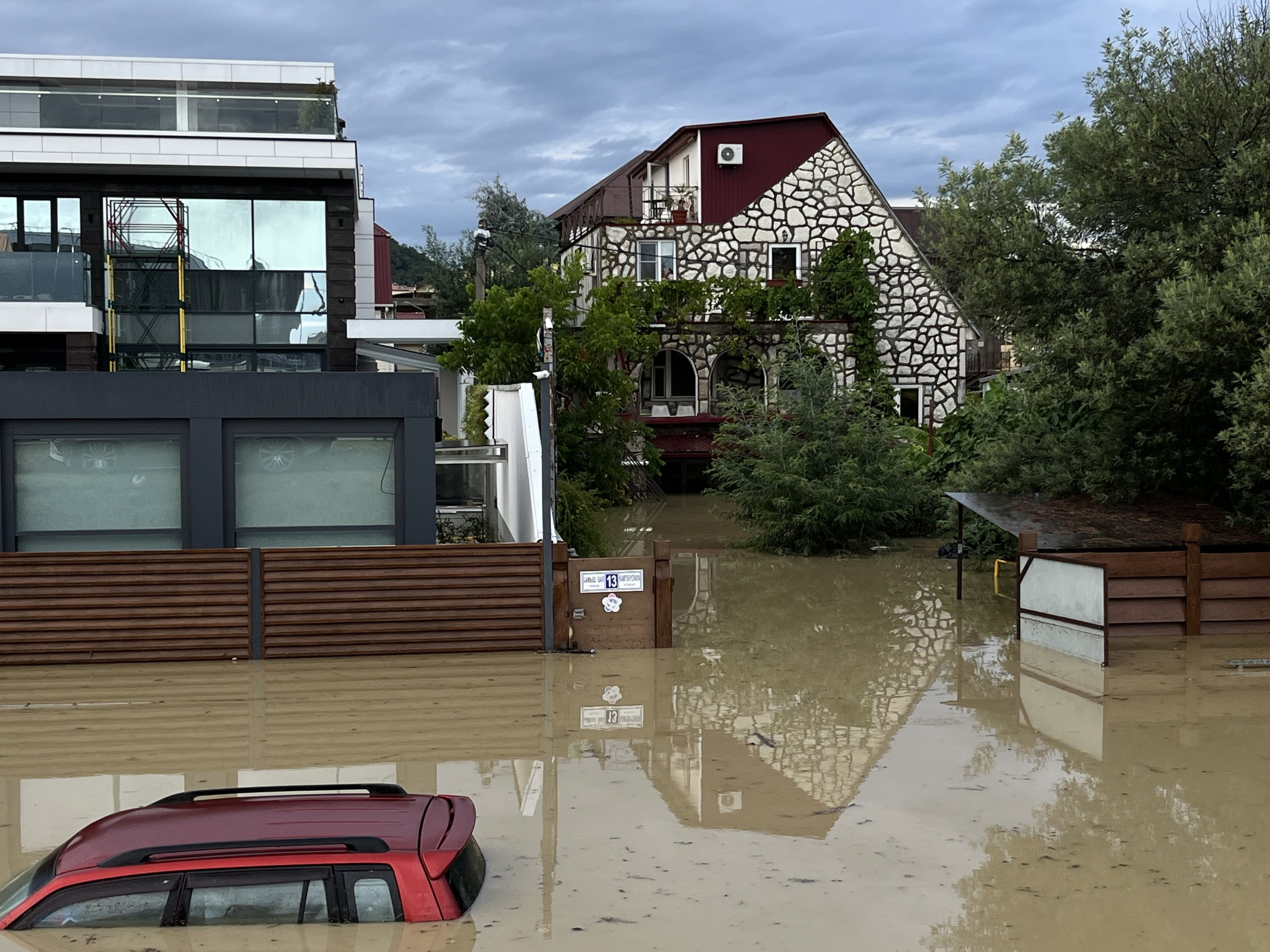 ливни в сочи 2023. посёлок городского типа сириус краснодарский край. поселок мирный адлер кленовая 3. поселок городского типа сириус адлер. тц мирный сириус.