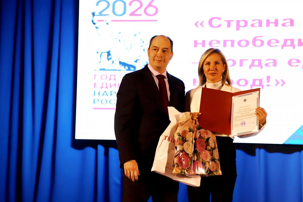 Депутат Антон Тыртышный вручает Благодарность, фото Александры Федотовой