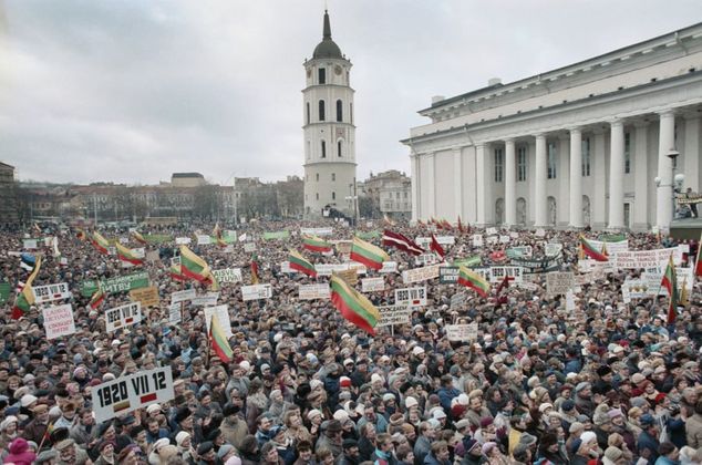 Литовская ССР. Вильнюс. 10 января 1990 г. Массовый митинг на Кафедральной площади Вильнюса, организованный горкомом движения «Саюдис»