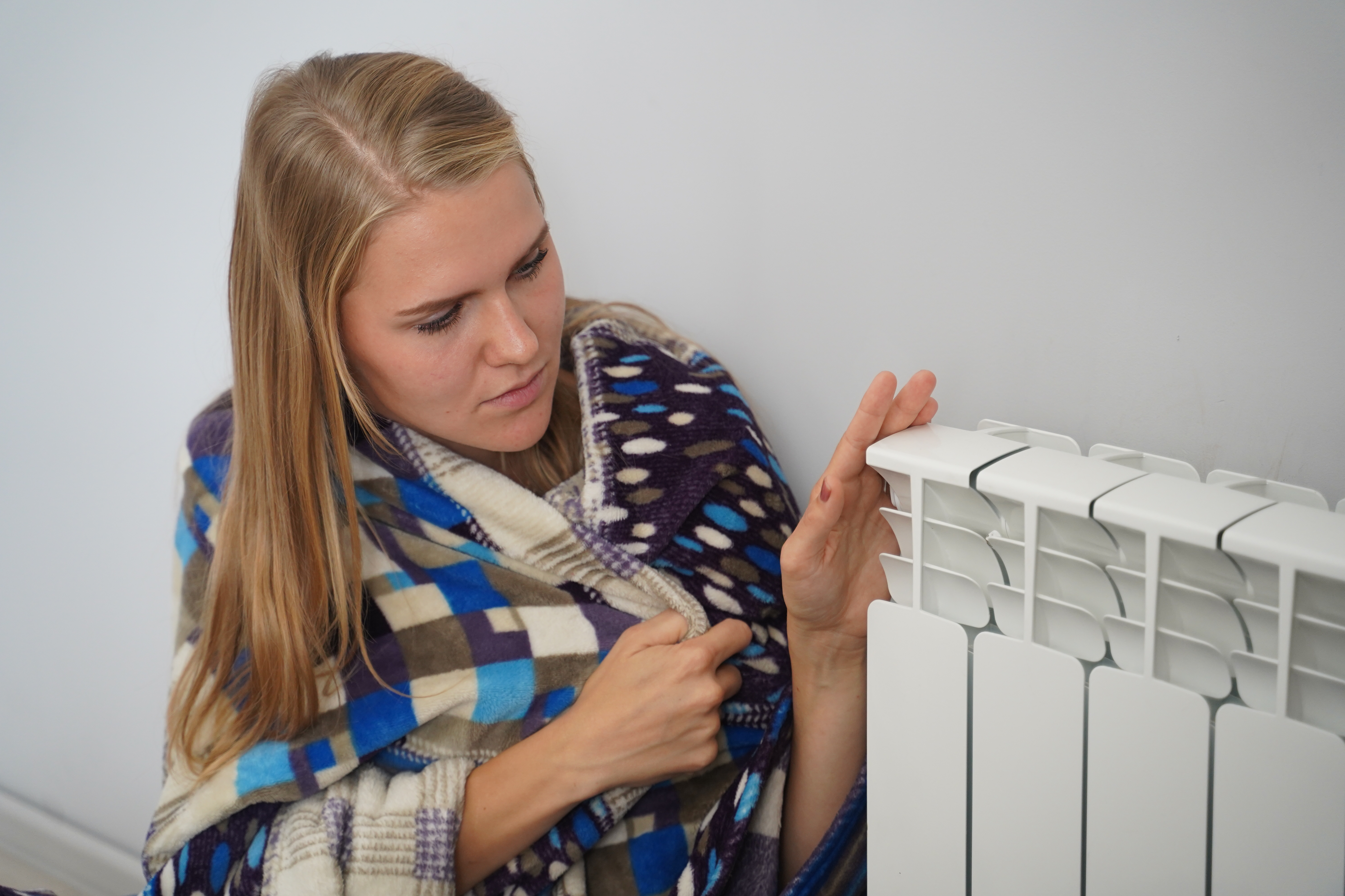 отопление. тепло в квартире. отопление тепло. девушка с проблемами. девушка и обогреватель.