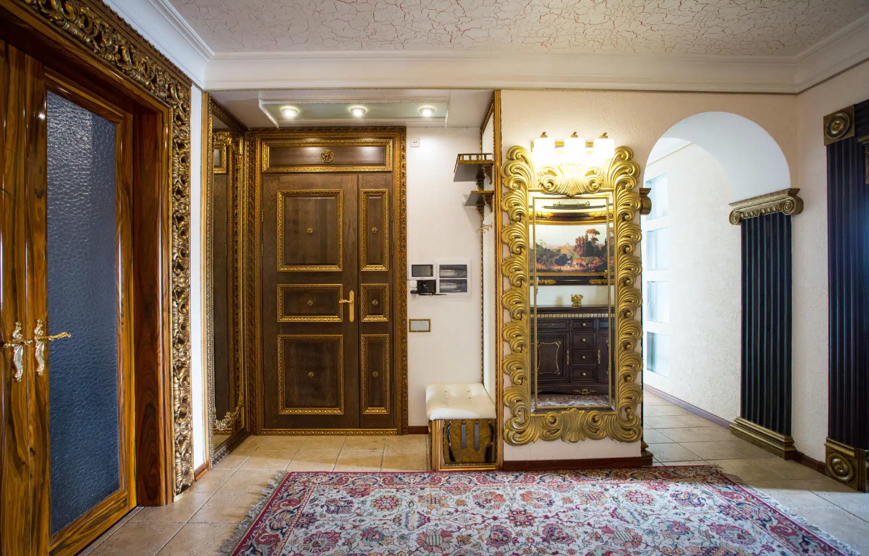 Окрашенные стены двери золотой краской Кич цыганское Барокко. Барокко. Купить квартиру за 1000000 рублей