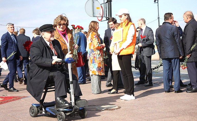 Возложение цветов к памятнику Петру I на Сенатской площади