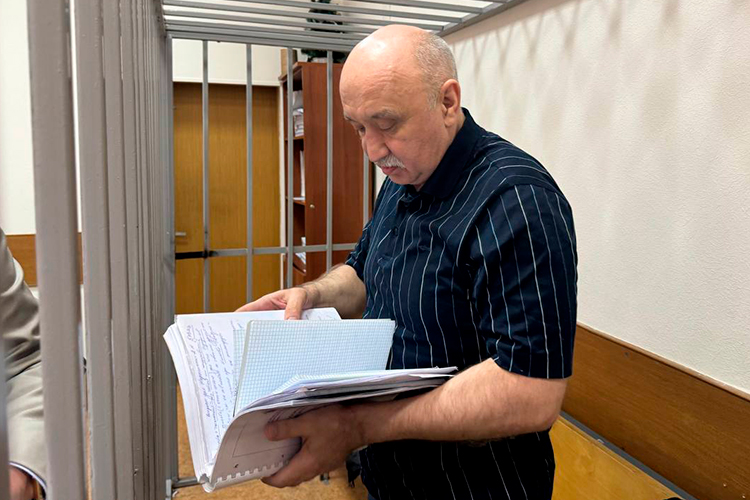 Больше часа заняло исследование сессии депутатов, которая состоялась 25 марта 1999 года, на ней Гафуров отчитывался за работу в 1998-м