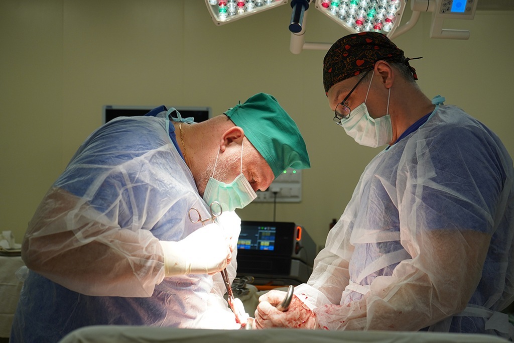 В Калининградском онкоцентре провели уникальную операцию пациентке с раком двух органов