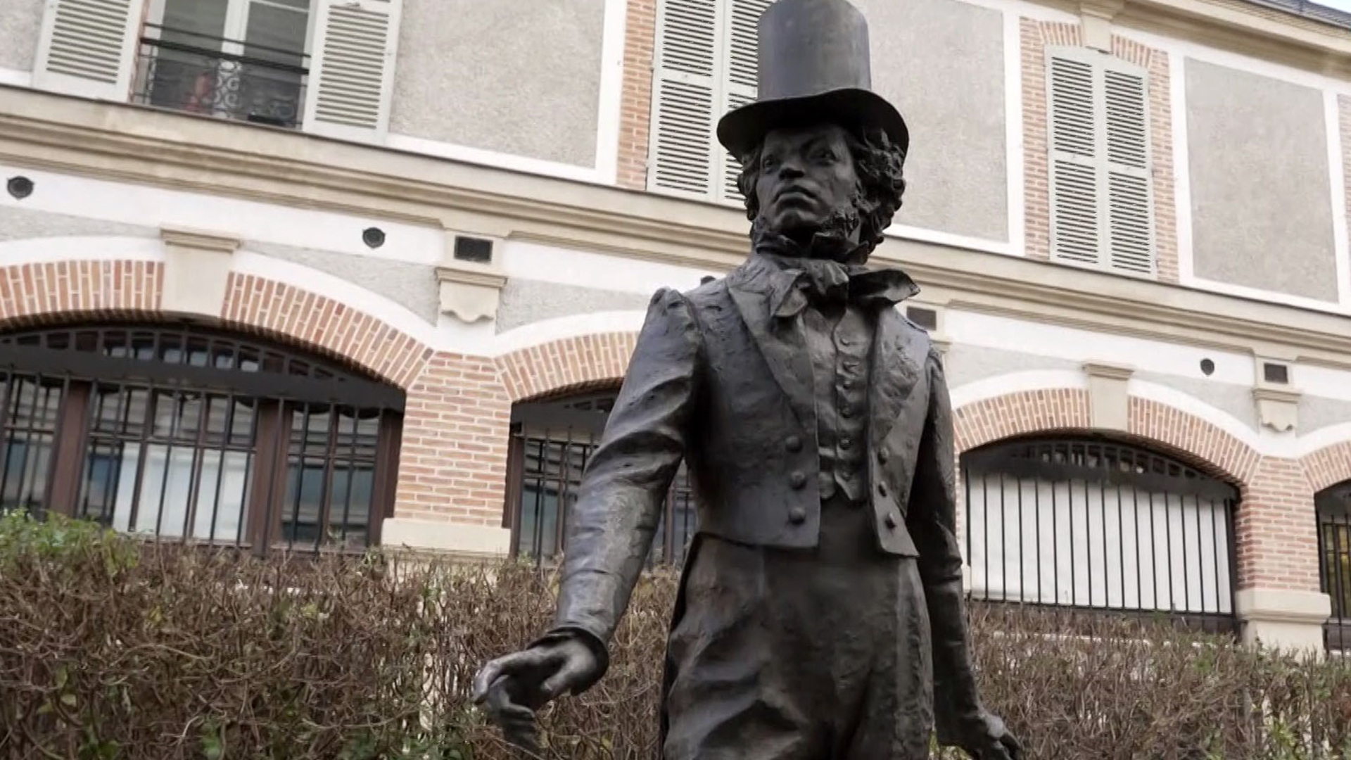 В Париже открыли памятник Пушкину