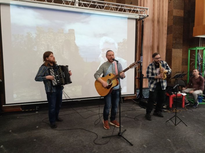 На выставке пели бардовские песни (группа «СкитЪ»).