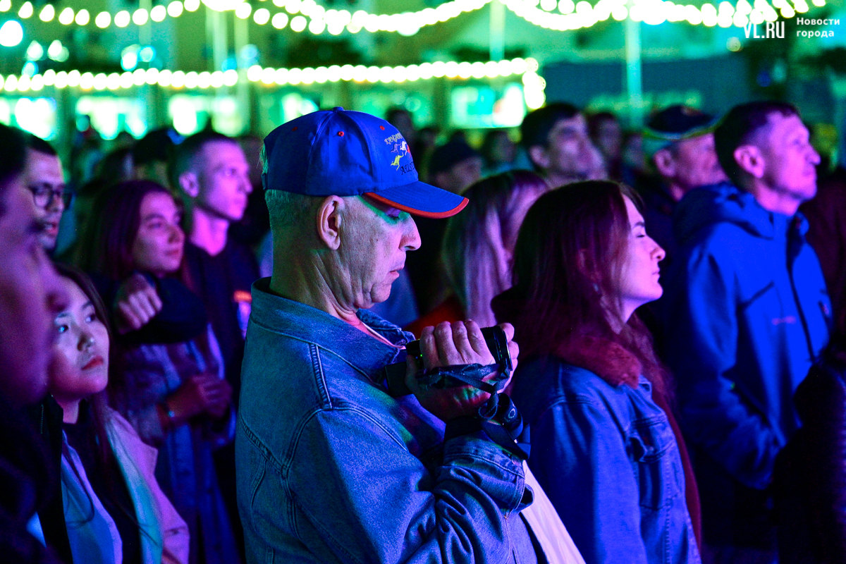 Городской фестиваль. Фестиваль здесь. Фестиваль здесь. Арт объекты в германии. I see stars 2011 - the end of the world party.