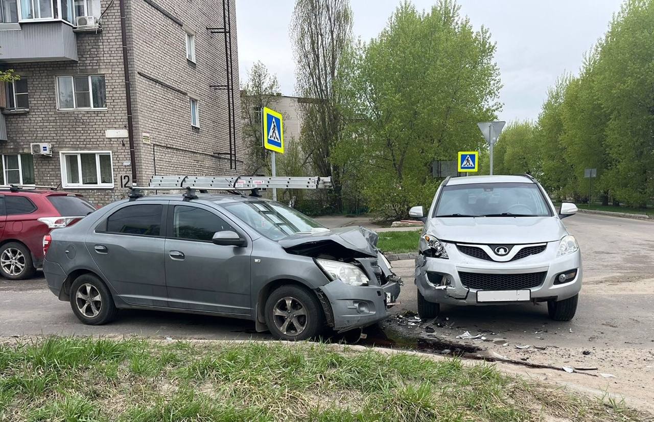 В Липецке в ДТП с Грейт Воллом пострадала пассажирка Шевроле