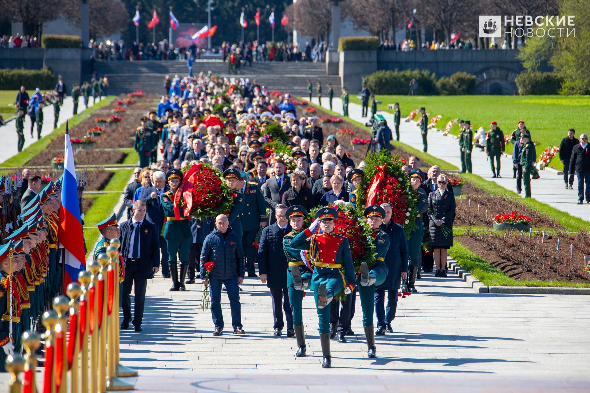 пискаревское кладбище в санкт петербурге сегодня. санкт-петербург возложение цветов на пискаревском кладбище. торжественно-траурная церемония на пискаревском кладбище. пискарёвское мемориальное кладбище. пискаревское кладбище блокада ленинграда.