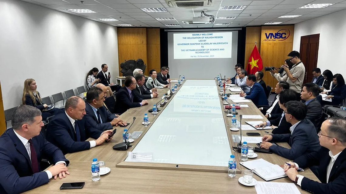 Панно «Циолковский, Королёв, Гагарин» передано в дар Вьетнаму