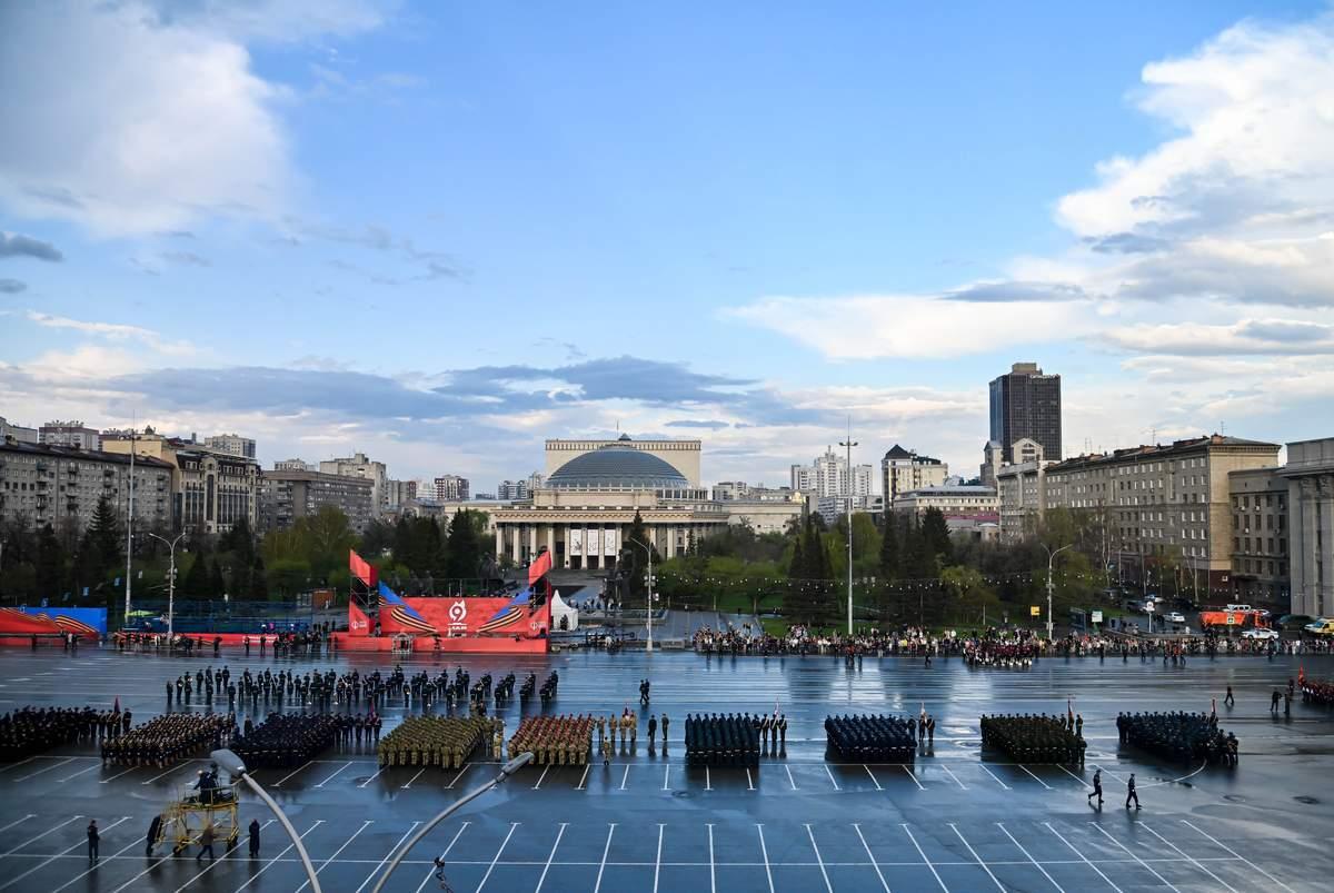 Фото Марш в вечернем городе: в Новосибирске прошла репетиция парада ко Дню Победы 6