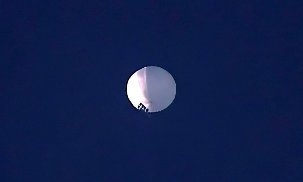 Сбили воздушный шар. Китайский зонд над Америкой. Шар в небе. Шар шпион над США. Воздушные шары в небе.