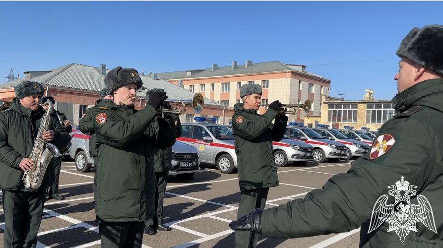 В Красноярском крае сотрудникам вневедомственной охраны Росгвардии вручили сертификат на новые служебные автомобили