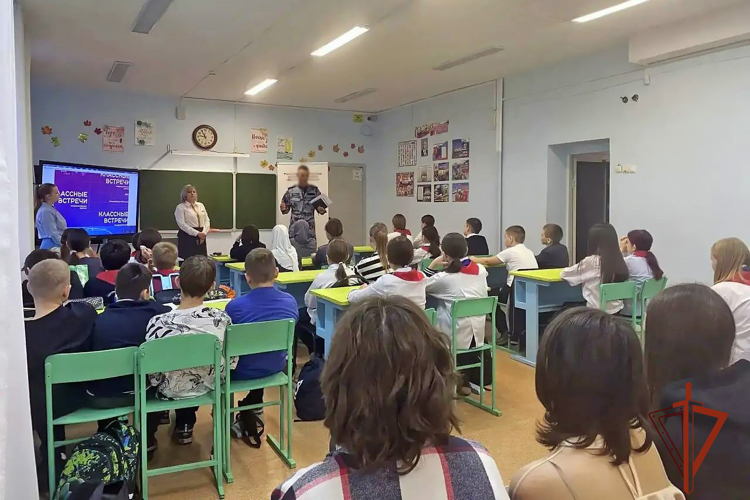 По случаю памятной даты офицер ОМОН Росгвардии по Хакасии встретился с абаканскими школьниками