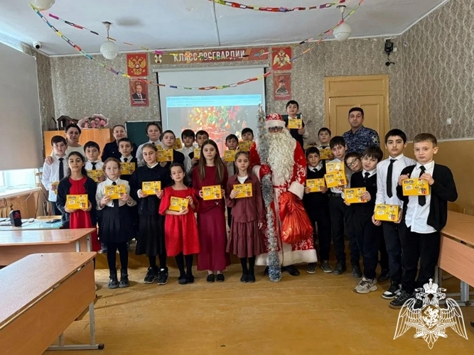 В Дагестане росгвардейцы поздравили с наступающим Новым годом учащихся профильных классов