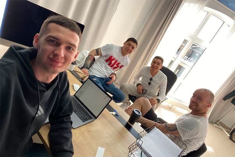 Классический пример — пирамида Finiko, дело которой сейчас рассматривается в суде. Еще 20 обвиняемых объявлены в розыск. Среди них и организаторы Finiko Эдвард и Марат Сабировы, и Зыгмунт Зыгмунтовичь