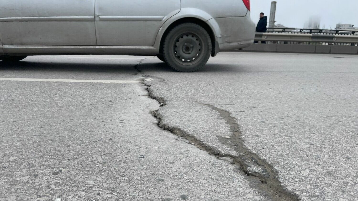 если во время движения по сухой дороге с асфальтобетонным покрытием начал