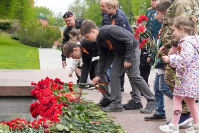 Андрей Воробьев с сыновьями почтил память героев Великой Отечественной войны