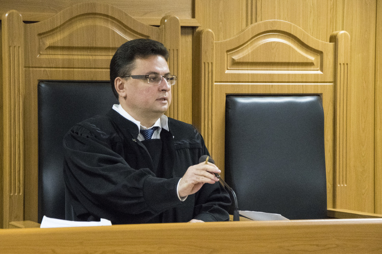 Максим Беляев огласил материалы. В них характеризующие данные и послужной список Черкасина, служебные обязанности и отношения внутри организации «Волга-Автодор», его отказ от прохождения от полиграфа и отрицание к причастности к убийству Шевыревой