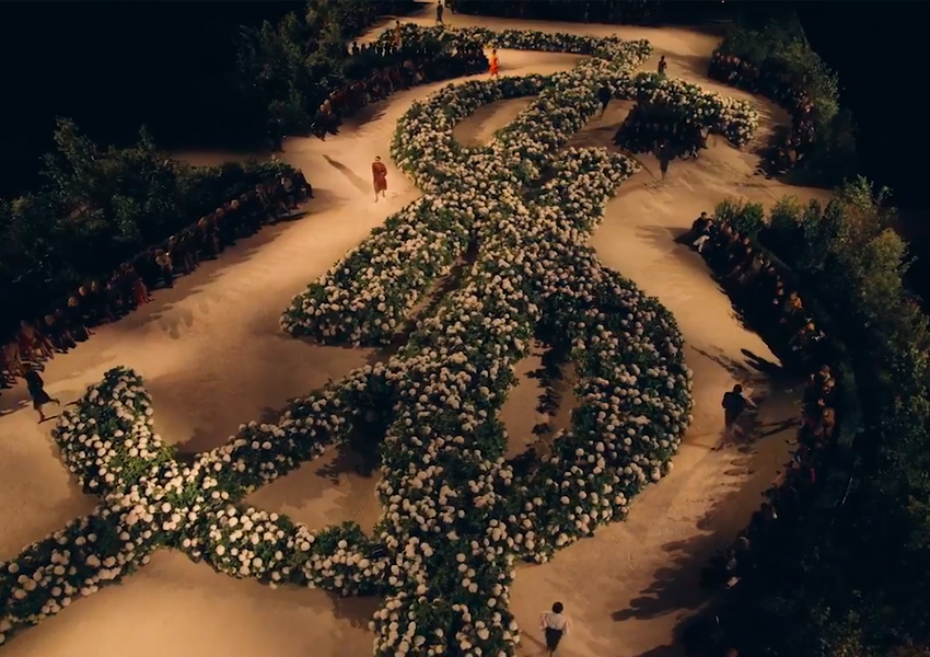 Шоу Saint Laurent, проходившее у подножия Эйфелевой башни на Площади Трокадеро