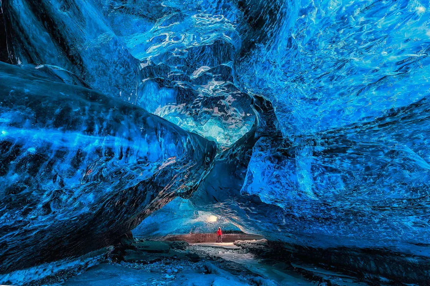 1. Ледяная пещера в Исландии