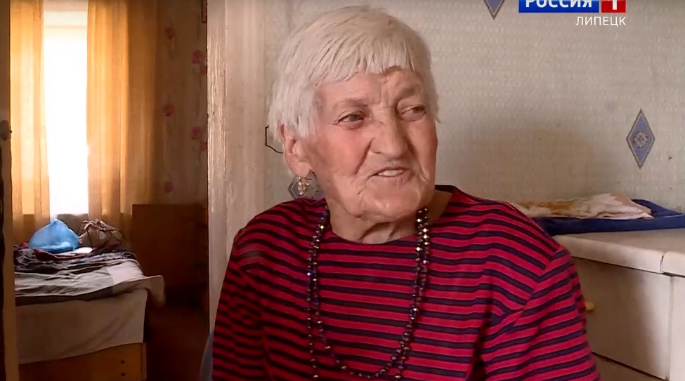 Чистившая дорогу в Задонске баба Катя оказалась 93-летней узницей концлагеря
