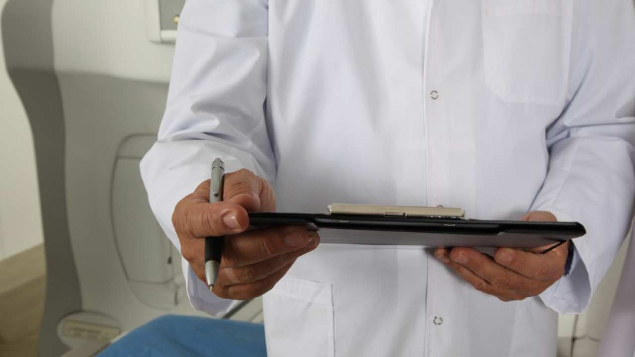 Необычный симптом деменции может проявиться зад...