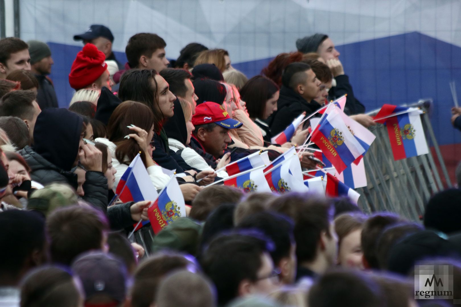 Концерт воссоединение днр и лнр. Митинг концерт на красной площади. люди. митинг за воссоединение днр. красная площадь митинг моэск.