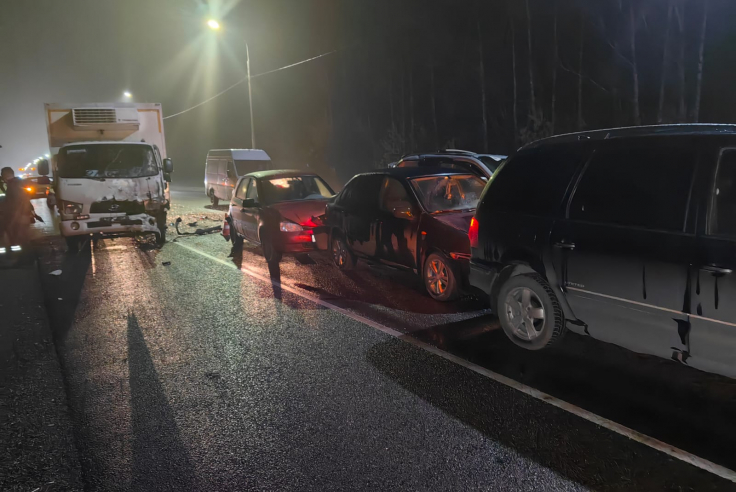 На трассе под Липецком в ДТП с пятью машинами пострадал один из водителей