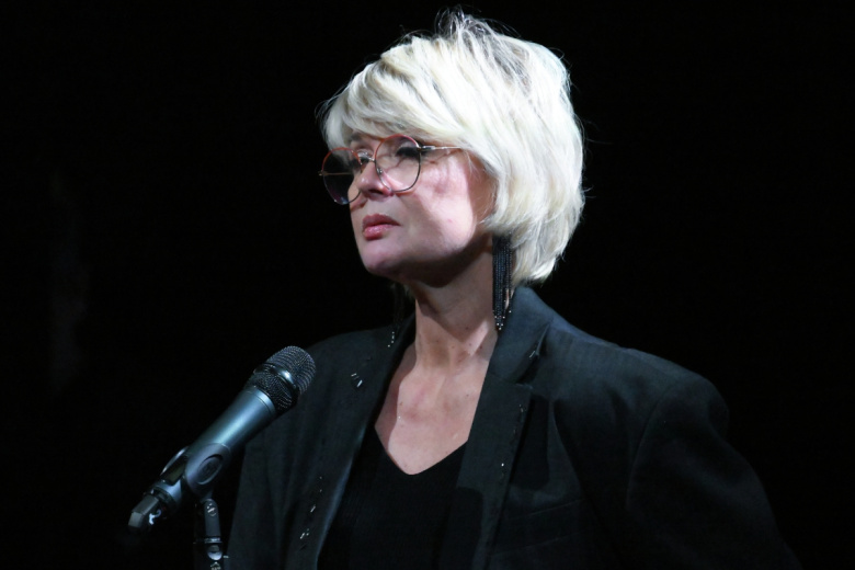 Меньшова гладила мать по щеке, пока ее гроб не закрыли