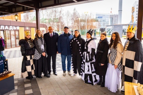 Глава города Максим Ряшин совместно с земляками в торжественной обстановке открыли новое общественное пространство в самом сердце Ханты-Мансийка!