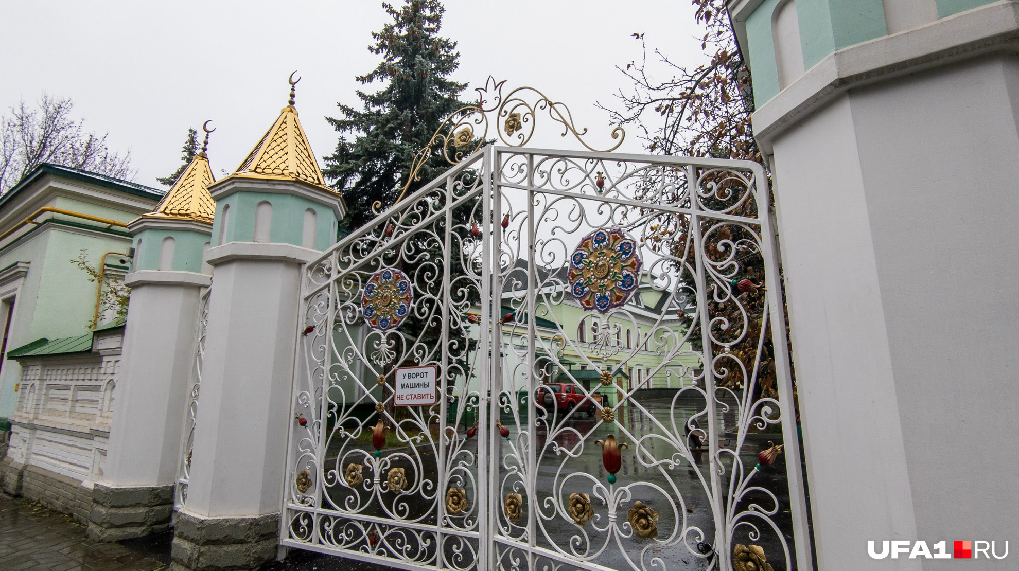 За воротами находится резиденция верховного муфтия