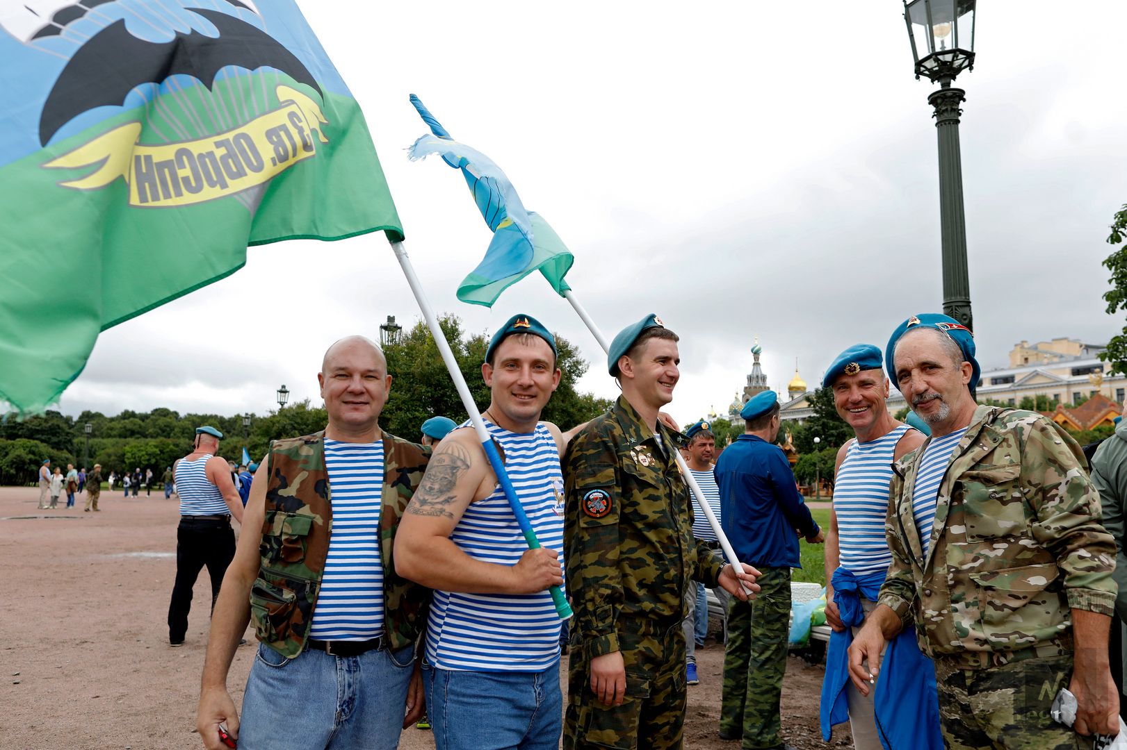 на скамейке возле дома голубые береты