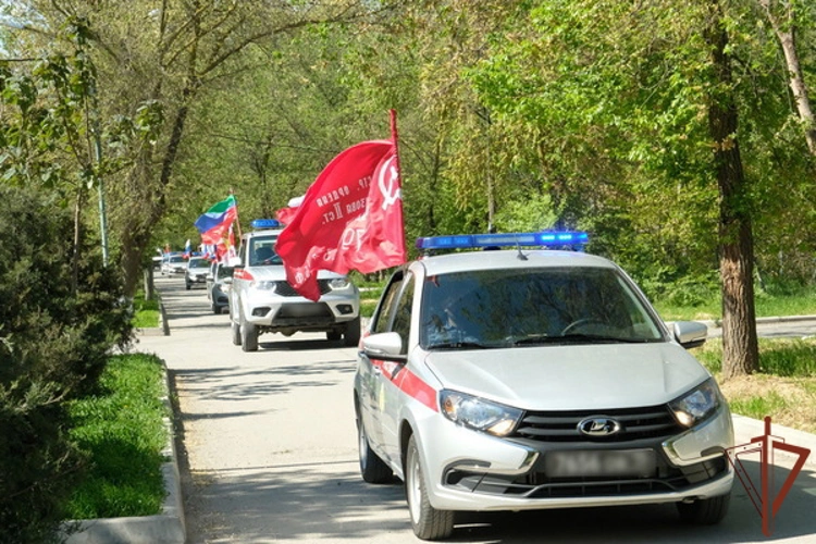 В Дагестане росгвардейцы провели автопробег ко Дню Победы и юбилею ведомства