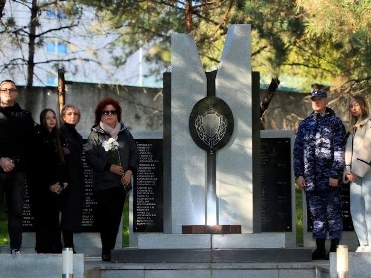 Будущие росгвардейцы почтили память погибших сотрудников в Хабаровске