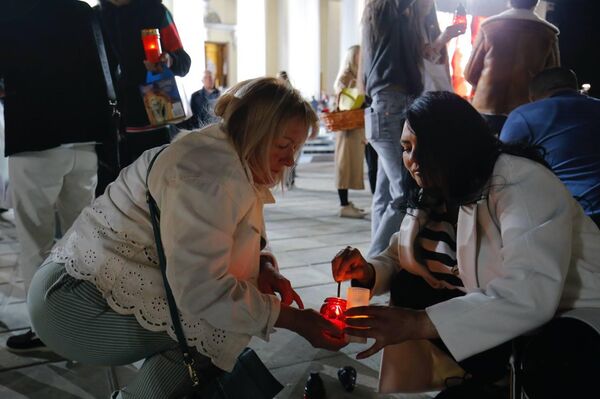 Верующие делятся частицей Благодатного огня перед Кафедральным собором в Кишиневе, 19.04.2025 - Sputnik Молдова