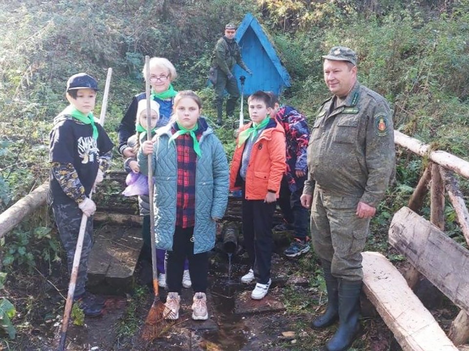 Родник около деревни Микулино очистили от мусора и старой листвы