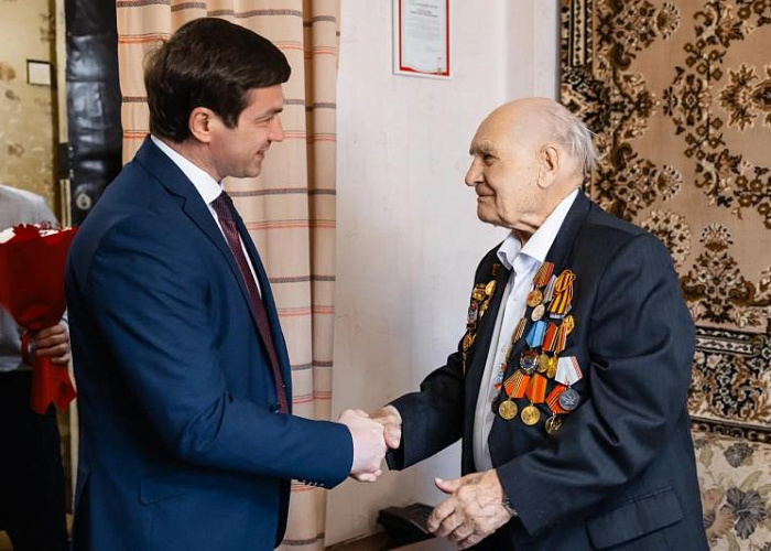 Алексей Лошкин поздравил с Днем Победы 101-летнего снайпера в Челябинске