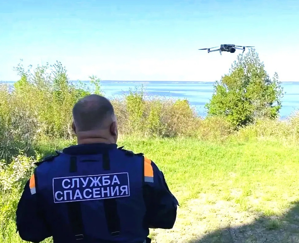 Двух девушек, потерявшихся в лесу в Железнодорожном районе, искали квадрокоптером