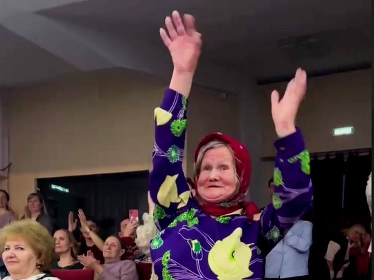 На концерте сахалинского артиста станцевала легендарная диско-бабушка