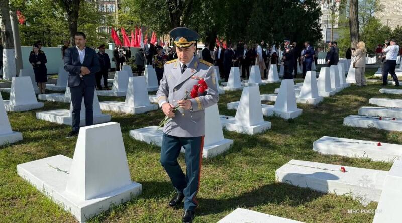 Муслим Девришбеков принял участие в торжественной церемонии возложения цветов к обелиску «Воинская Слава»