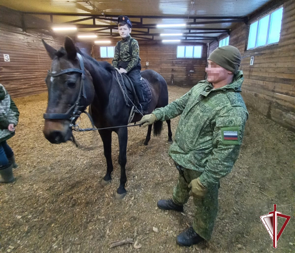 Подшефные воспитанники ОМОН «Бизон» Росгвардии посетили конноспортивный клуб «Мустанг»