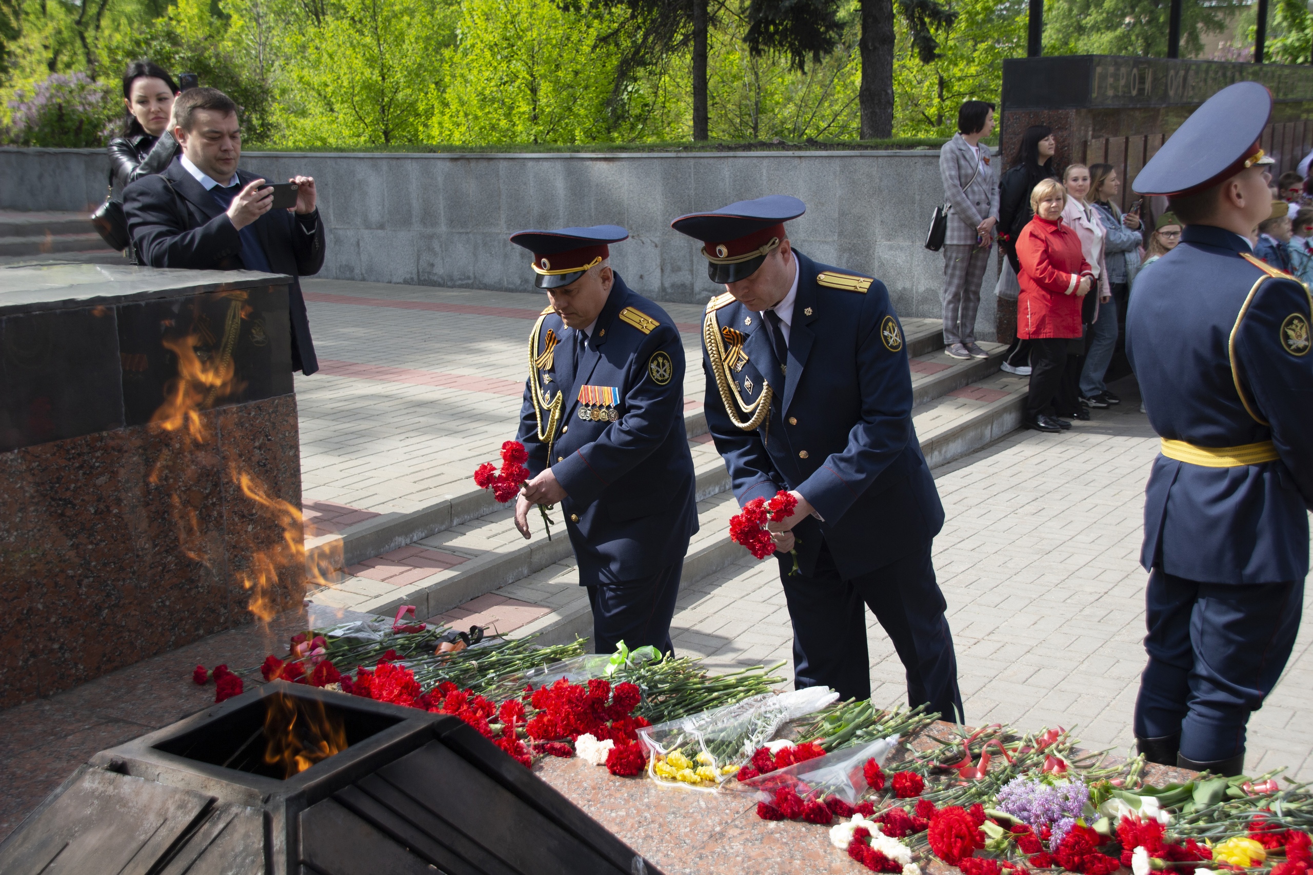 Песня на возложение цветов. Возложение венков Почетный караул. Церемония возложения цветов к памятнику. Академия ФСИН 9 мая. Возложение цветов блокнот Воронеж фоторепортаж парк патриотов.