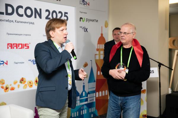 Tldcon 2025, фотограф Анастасия Максимова. На фото: руководитель регистратуры домена верхнего уровня .SU Российского научно-исследовательского института развития общественных сетей (РосНИИРОС) Евгений Кускевич и директор АНО 