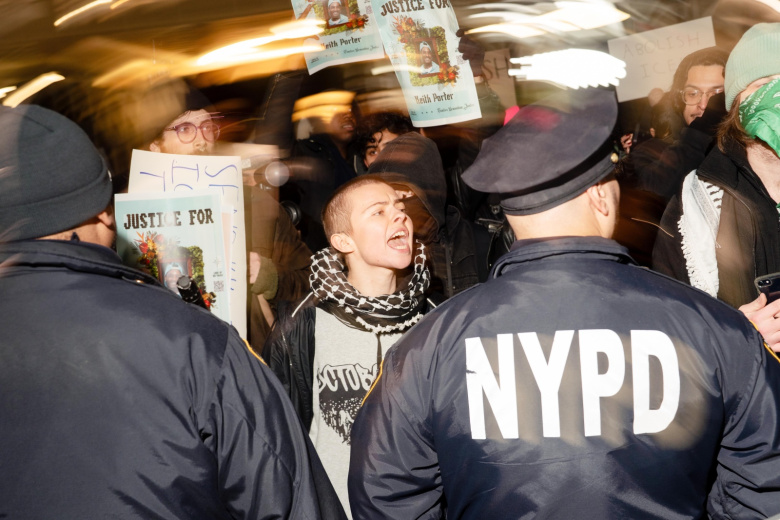 Женщина-протестующая кричит на сотрудников полиции во время протеста в Нью-Йорке против Службы иммиграции и таможенного контроля США (ICE) на площади Фоли. Протест был вызван убийством 37-летней Рене Николь Гуд сотрудником ICE в ее автомобиле в Миннеаполисе, штат Миннесота, США