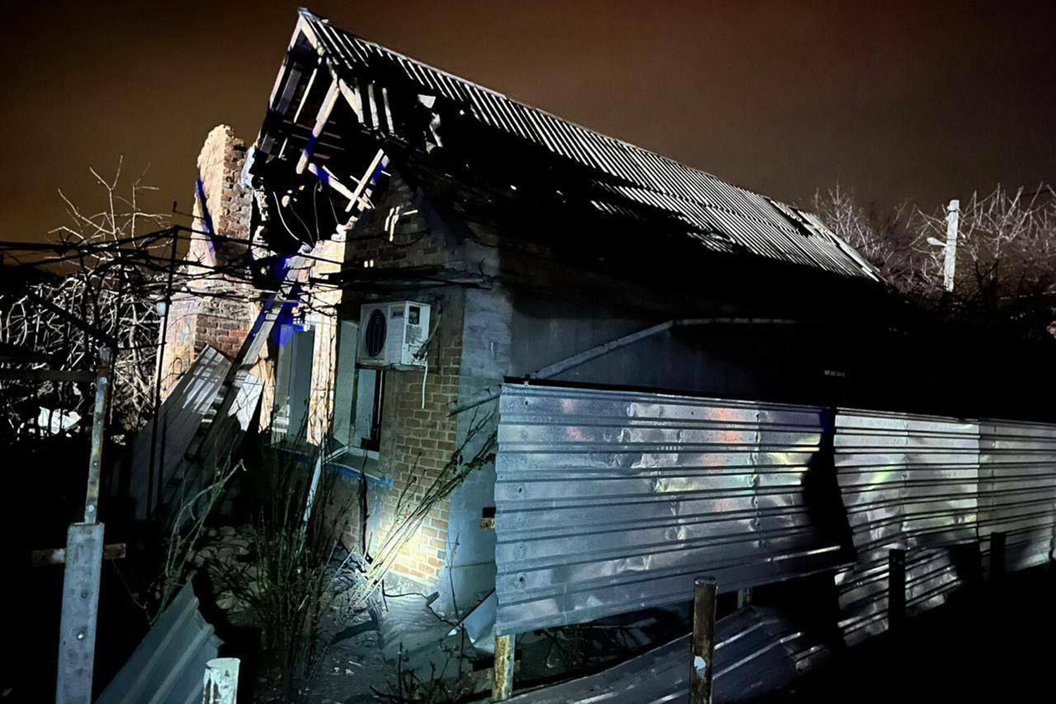 Обстрел кривого рога. Дом. Разрушенный дом в Днепре 14 января. Украина ночью.