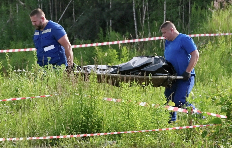 Медики несут тело экс-министра транспорта РФ Романа Старовойта, найденное в парке у парковки в Одинцовском городском округе Московской области. Утром 7 июля Роман Старовойт был отстранен от должности министра транспорта РФ. Основной версией произошедшего Следственный комитет назвал самоубийство
